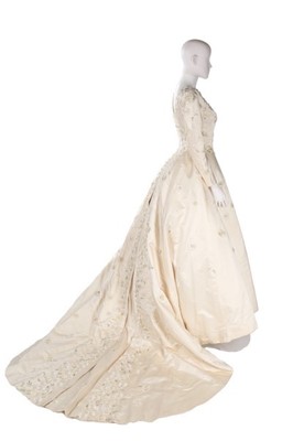 Lot 215 - A Pierre Balmain couture bridal gown and...