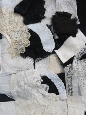 Lot 489 - A small general collection of lace, circa 1900,...