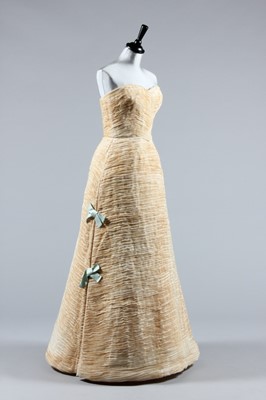 Lot 160 - A Sybil Connolly couture ivory/apricot pleated...