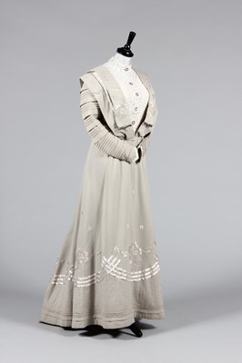 Lot 189 - A dove-grey wool day dress, circa 1910, with...