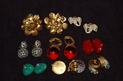 Lot 202 - A group of 1980s designer jewellery,...