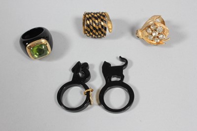 Lot 212 - A large group of costume rings, approx 127,...