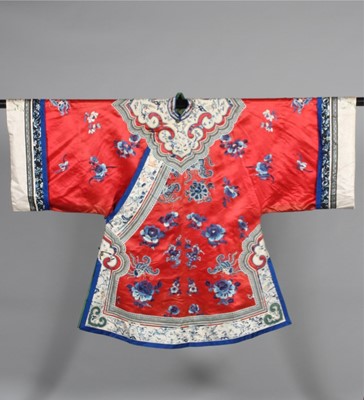 Lot 335 - A ladies' informal robe, mangao, Chinese, late...