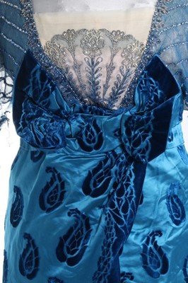 Lot 103 - A Maison Worth blue velvet evening gown,...