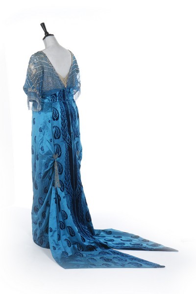 Lot 103 - A Maison Worth blue velvet evening gown,