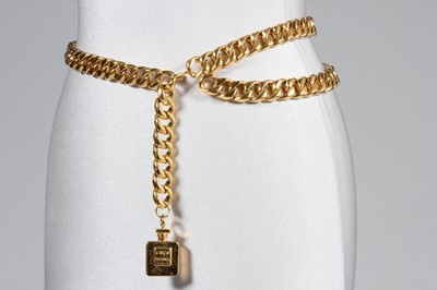 Lot 33 - A Chanel heavy gilt chain belt, signed, with...