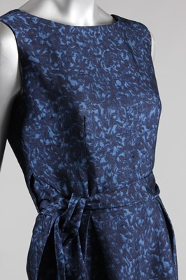 Lot 123 - A Paquin printed blue shantung silk cocktail...