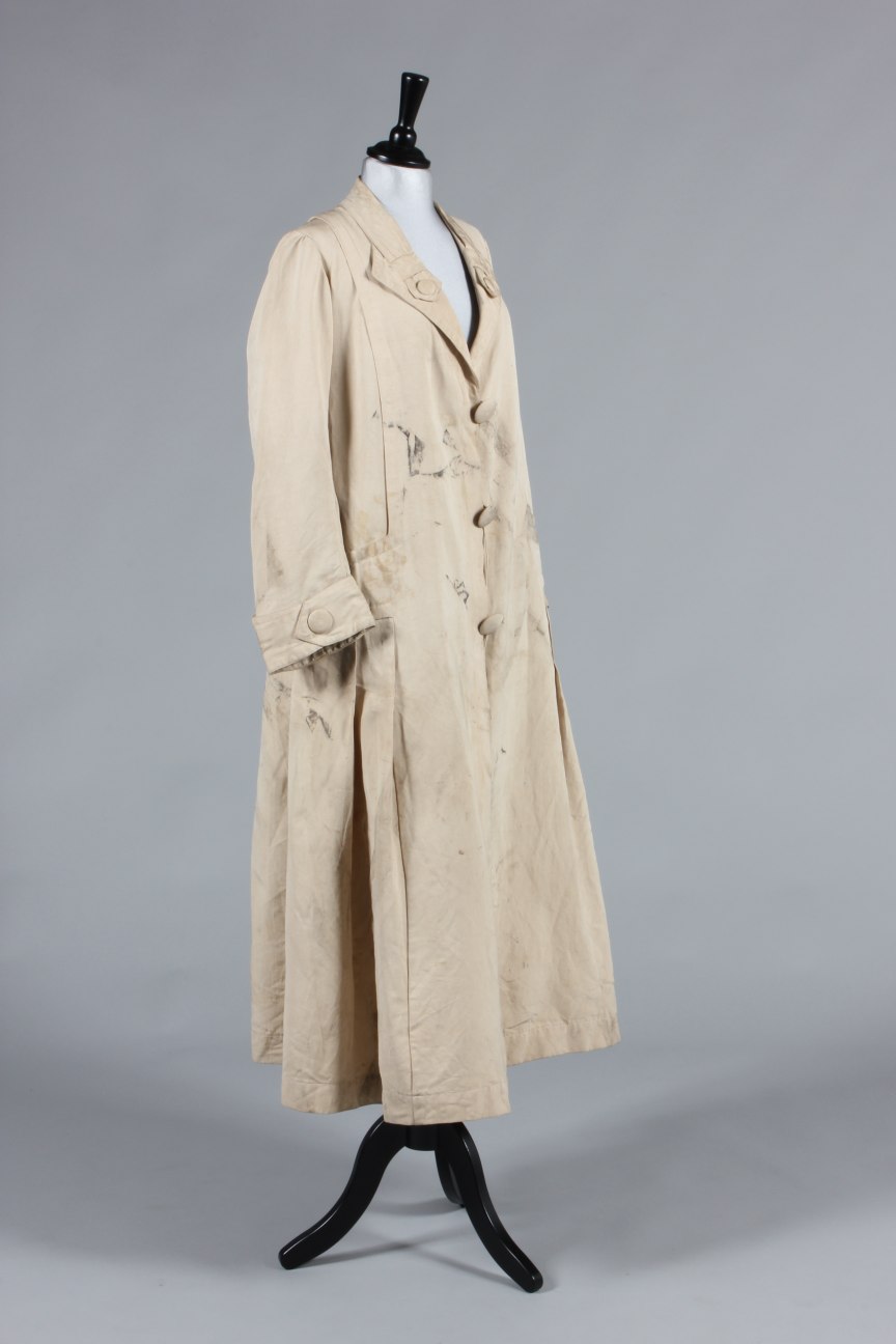 Lot 40 - A rare Redfern ivory silk driving/duster coat,