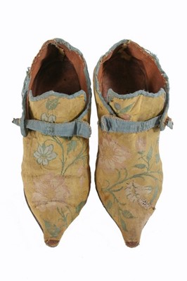 Lot 89 - A pair of women's high-heeled silk brocade...