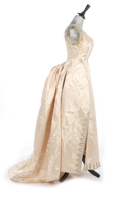 Lot 102 - A Maison Worth evening/ballgown, circa 1900,...