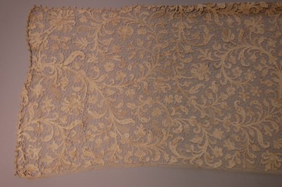 Lot 283 - A wide, deep flounce of Point Plat lace,...