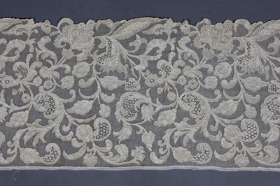 Lot 285 - A matching flounce of Burano needlepoint lace,...