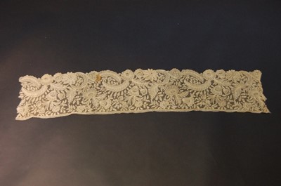 Lot 290 - A general collection of lace, mainly 19th...