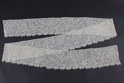 Lot 392 - A Honiton lace flounce, late 19th century,...