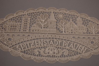 Lot 201 - A large group of machine lace edgings and...