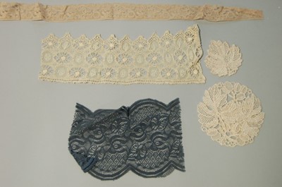 Lot 201 - A large group of machine lace edgings and...