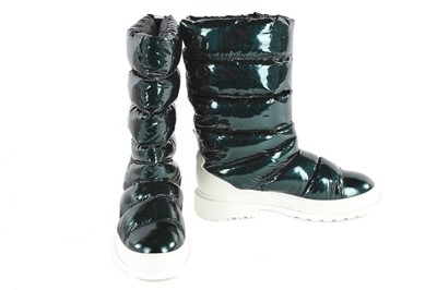 Lot 213 - A pair of Chanel quilted 'puffer' snow boots,...