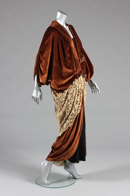 Lot 72 - A Compagnie Lyonnaise brown velvet opera coat,...