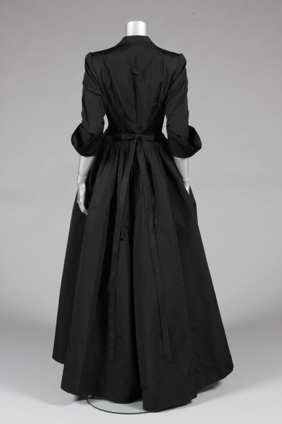 Lot 108 - A Balenciaga couture black silk evening or