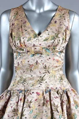 Lot 112 - A Jacques Heim couture oriental brocaded satin...