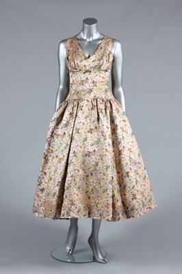 Lot 112 - A Jacques Heim couture oriental brocaded satin...