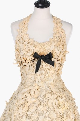 Lot 77 - A Balenciaga couture ivory guipure cocktail...