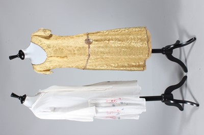 Lot 124 - A group of 1920s-30s clothing and accessories,...