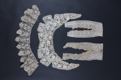 Lot 389 - A good general group of 19th century lace,...