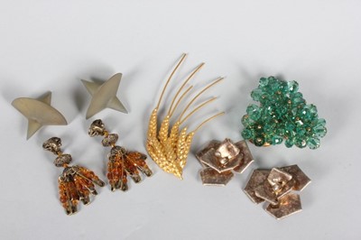 Lot 38 - A group of 1980s jewellery, un-signed,...