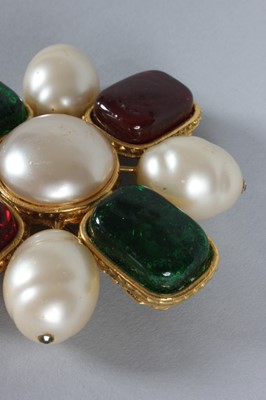 Lot 28 - A Chanel brooch, 1990s, signed to the...