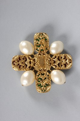 Lot 28 - A Chanel brooch, 1990s, signed to the...