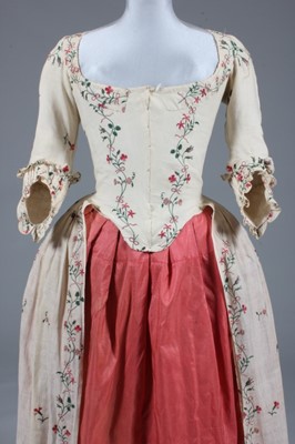 Lot 78 - An embroidered lawn robe l'Anglaise, circa...
