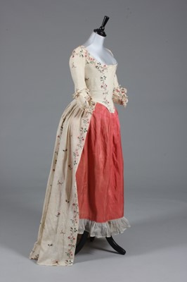 Lot 78 - An embroidered lawn robe l'Anglaise, circa...