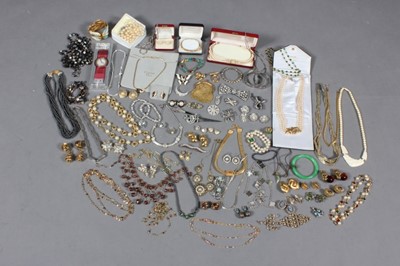 Lot 131 - A large collection of costume jewellery,...