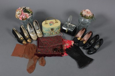 Lot 227 - A group of vintage accessories, including...