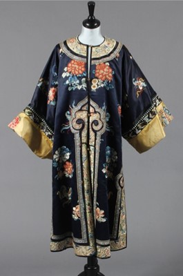 Lot 250 - An embroidered ladies informal robe and a...