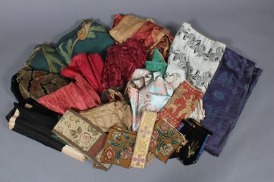 Lot 252 - A group of fabrics, including damask loom...