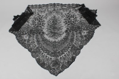 Lot 7 - A fine black Chantilly bobbin lace shawl,...