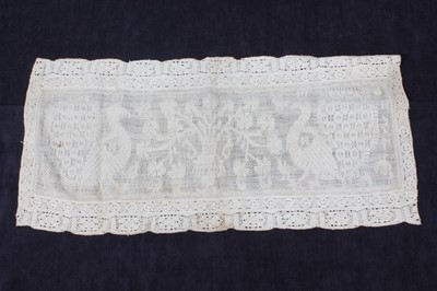 Lot 8 - An interesting group of 17th/18th century lace,...