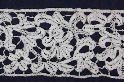 Lot 8 - An interesting group of 17th/18th century lace,...