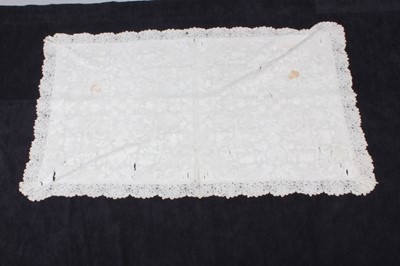 Lot 8 - An interesting group of 17th/18th century lace,...