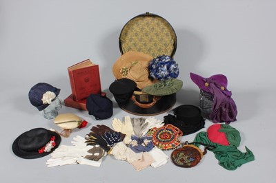 Lot 133 - Ten hats, mainly 1940s-50s, including three...