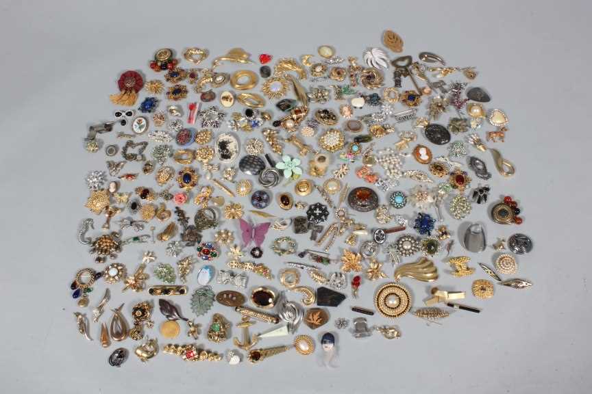 Lot 329 - A large collection of brooches, approx. 80