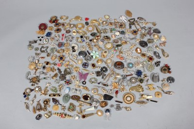 Lot 329 - A large collection of brooches, approx. 80...