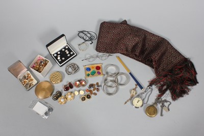 Lot 352 - A general group of accessories, including 19th...