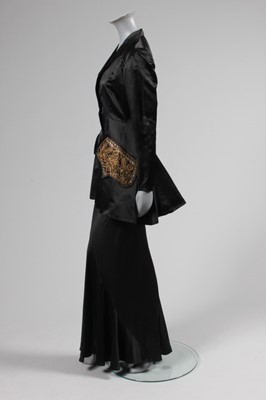 Lot 50 - A Mainbocher couture black satin evening...