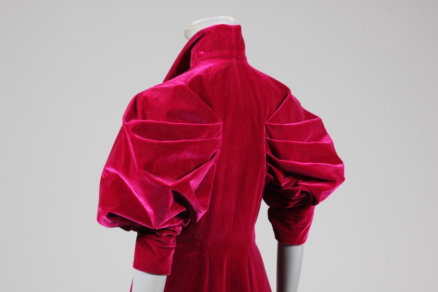 Lot 53 - An Elsa Schiaparelli couture deep fuchsia