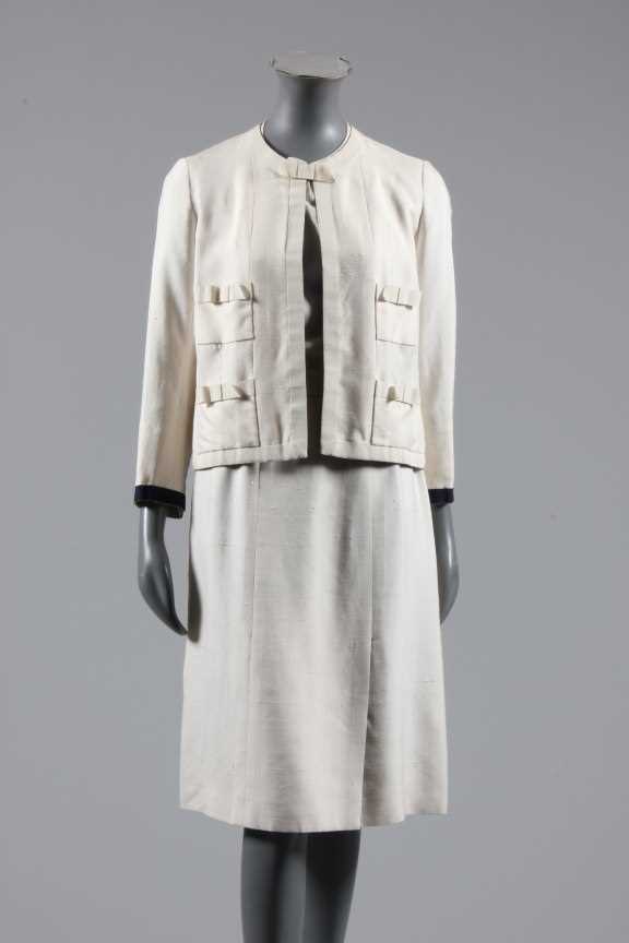 Lot 81 - A Chanel couture ivory slubbed silk suit, mid-