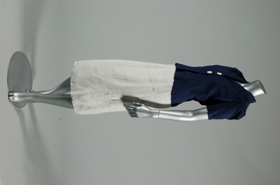 Lot 10 - A linen beach/summer ensemble, circa 1938, the...