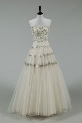 Lot 136 - A Paquin London ball/bridal gown, mid 1950s,...